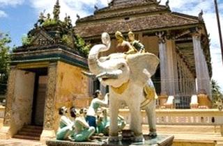 Wat Tahm-rai-saw (White Elephant Pagoda)